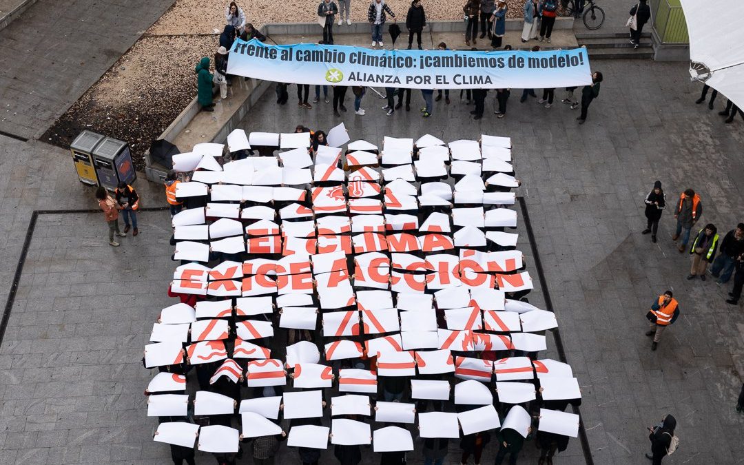 Cientos de miles de personas se movilizan todo el mundo para exigir justicia climática durante la COP30