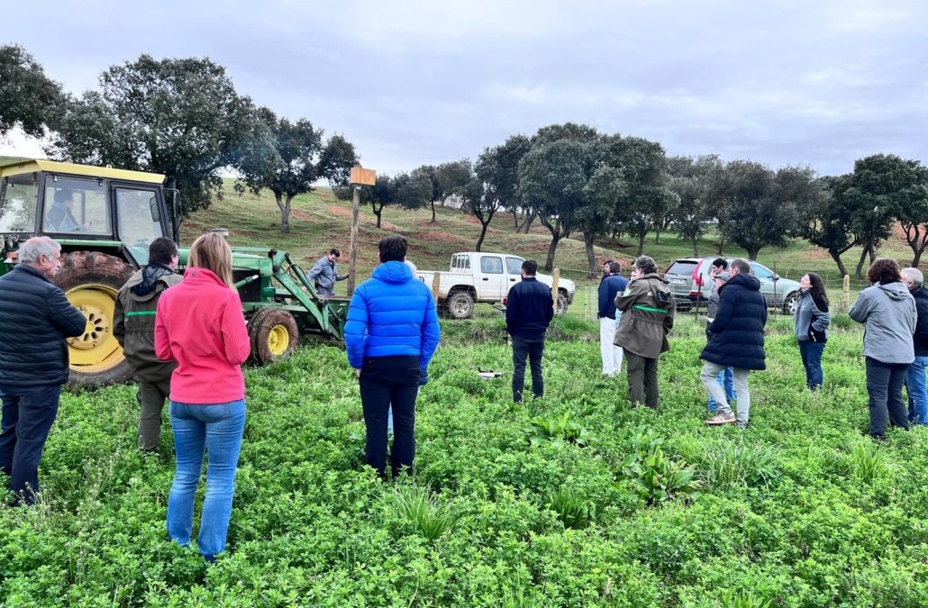 La Finca Muñovela acoge una demostración sobre control del topillo campesino mediante depredadores